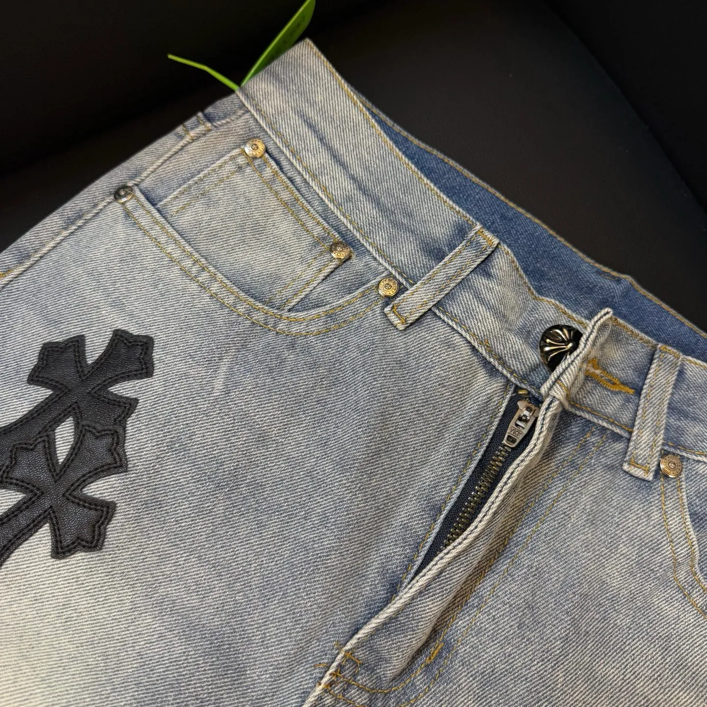 P260 model number: D350 Chromehearts washed blue leather jeans, ceiling-level jeans, a pair is hard to find at the counter‼ ️About Zangyin✅This is an extremely luxurious fashion brand that can also be called the aristocracy of the high street. It has always been an exclusive brand for some hipsters or rich second generations. The color of this model is already very eye-catching by using a unique washed material. It is decorated with pink patch cross flowers, which cleverly highlights the charm of the brand. Secondly, this model adopts a classic high-waist cut design, which highlights the long legs and fashionable temperament of the upper body. The brand is highly recognizable and the slim-fitting configuration is more suitable for daily wear. The personality will be fashionable and the specifications can be seen at a glance. Materials and technology ✅ Needless to say, this point goes without saying. As an excellent craftsman brand, Zangyin's requirements for details and craftsmanship are really perfect. The washed color of this model has gone through a lot of processes, not to mention the embellishment of the denim appliqués. It is also purely handmade and sewn. Just like what they believe in, only handmade things have soul and have the meaning of wearing. A top-notch heavy-duty fashionable denim item, recommended by both hands‼ ️ Size: 28, 30, 32, 34, 36 (S-XXL) Color: Washed light blue Size reference: Pants length 100 102 104 106 106 Waist 72 76 80 84 88 Recommended weight S (about 130 pounds) M (about 120 pounds) L (about 140 pounds) XL (about 165) XXL (around 185)